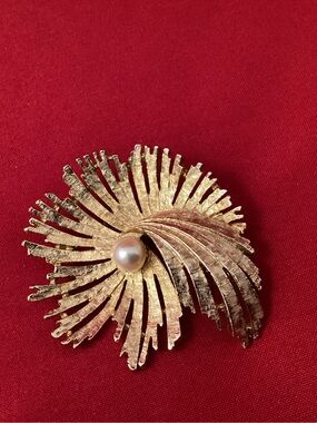 Vintage Capri Signed Gold Tone Circular Faux Pearl Burst Brooch